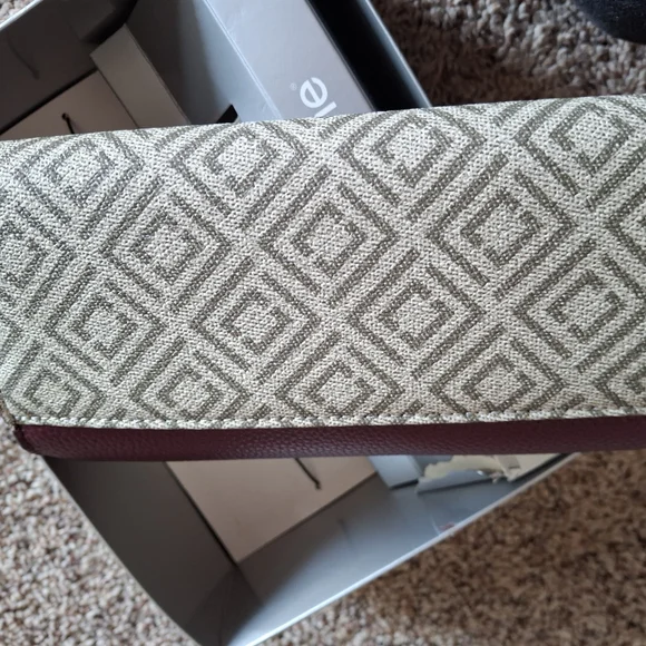 Liz Claiborne Plum Pebbled Leather Wallet and Key Card Case Set - Picture 9 of 12